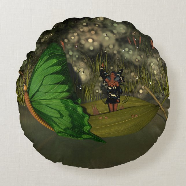 Niedliche Fee im Boot mit Feuerwehrleuten Rundes Kissen (Vorderseite)