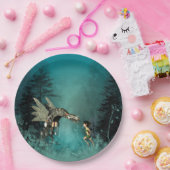 Niedliche Fee mit Dampfdrachen in einem Pappteller (Party)