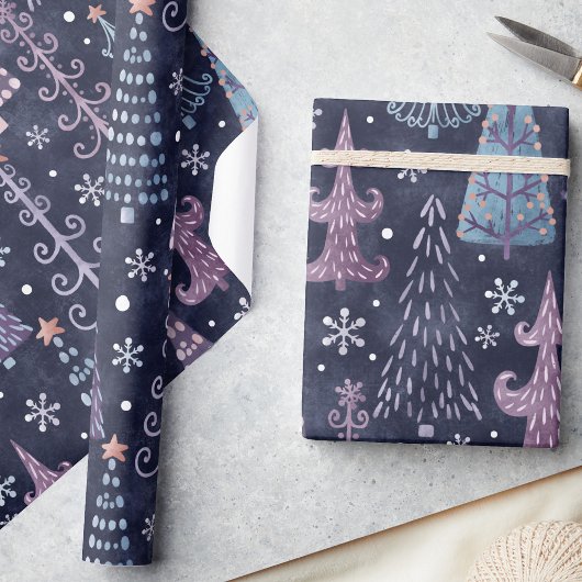 Niedliche festliche Weihnachtsbäume in Lila Geschenkpapier