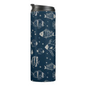 Niedliche Fischskizze auf dunkelblauem Wasser Thermosbecher (Nach rechts gedreht)