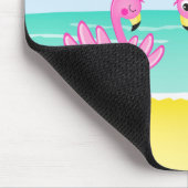 Niedliche Flamingo-Strand-Szene mit Palme Mousepad (Ecke)