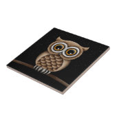 Niedliche flaumige Brown-Eule auf einer Fliese (Seite)