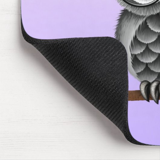 Niedliche flaumige graue Eule mit den Gläsern, Mousepad (Ecke)