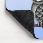 Niedliche flaumige graue Eule mit den Gläsern, Mousepad (Ecke)