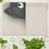 Niedliche flaumige schwarze Katze, die heraus Geschirrtuch (Gefaltet)