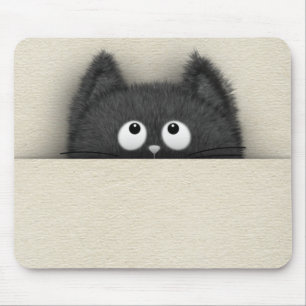 Niedliche flaumige schwarze Katze, die heraus Mousepad