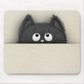 Niedliche flaumige schwarze Katze, die heraus Mousepad