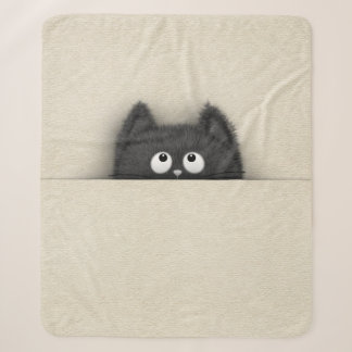 Niedliche flaumige schwarze Katze, die heraus Sherpadecke
