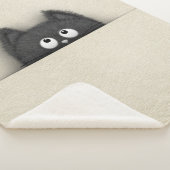 Niedliche flaumige schwarze Katze, die heraus Sherpadecke (3/4)