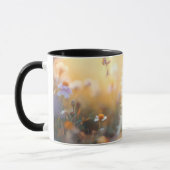 Niedliche Fluffige Katze in Wildblumen Kaffeetasse (Links)