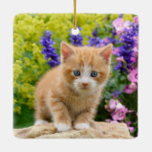 Niedliche Fluffy Ginger Baby Cat Kitten in Blume H Keramikornament (Rückseite)