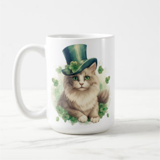 NIEDLICHE FLUFFY-KATZE, DIE FÜR STARTPATRICKS TAG  KAFFEETASSE