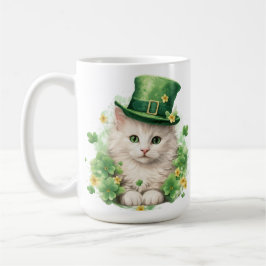 NIEDLICHE FLUFFY-KATZE, DIE FÜR STARTPATRICKS TAG  KAFFEETASSE