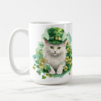 NIEDLICHE FLUFFY-KATZE, DIE FÜR STARTPATRICKS TAG KAFFEETASSE