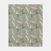 Niedliche Flugvögel mit schlängelgrünem Muster Fleecedecke (Vorderseite)