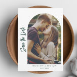 Niedliche Foto Arch Wedding Save The Date<br><div class="desc">Erleben Sie den Zauber Ihrer Liebe mit unserer eleganten, individuell anpassbaren Save the Date Fotokarte - eine Leinwand, die warte, Ihren wertvollsten Augenblick zu gestalten. Dieses wunderschön gestaltete Template zeichnet sich durch eine ausgeklügelte Schriftzypografie aus, die über die Karte tanzt und so ein intimes und romantisches Gefühl schafft, das Ihnen...</div>