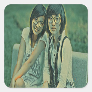 Niedliche Freunde, die nebeneinander sitzen Quadratischer Aufkleber