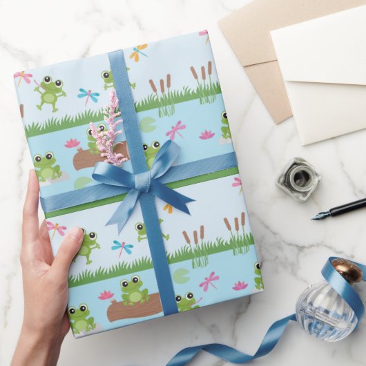 Niedliche Frösche im Teich Geschenkpapier (Schenken)