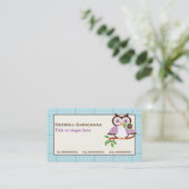 Niedliche Frühlingseule auf einem Ast, blaue karie Visitenkarte (Stehend Vorderseite)