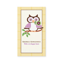 Niedliche Frühlingseule auf einem Ast, gelbe karie