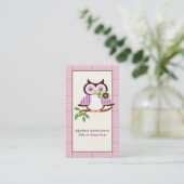 Niedliche Frühlingseule auf einem Ast, rosa karier Visitenkarte (Stehend Vorderseite)