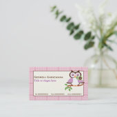 Niedliche Frühlingseule auf einem Ast, rosa karier Visitenkarte (Stehend Vorderseite)