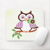 Niedliche Frühlingseule, die eine Blume in ihrem S Mousepad (Mit Mouse)