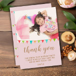 Niedliche Fun Bunting Flag Kid BIrthday Foto Dankeskarte<br><div class="desc">Niedliche bunting Fahne Geburtstag Foto Dankeschön Karte für Ihre Mädchen oder Jungen Geburtstagsparty. Danke, dass Ihr Gast zu Ihrer Geburtstagsparty gekommen ist! Das Design hat eine bunte Geburtstagsparty mit Fahnen in Grün, Blau und Rot auf einem rot-rosa Hintergrund und einem Foto - stecken Sie das Foto Ihres Kindes in die...</div>