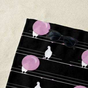 Niedliche Funny Bubblegum Birds auf einem Drahtsei Strandtuch