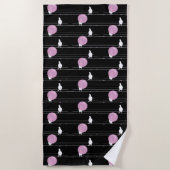 Niedliche Funny Bubblegum Birds auf einem Drahtsei Strandtuch (Vorderseite)