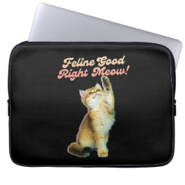 Niedliche Funny Cat Typografie mit Playful Kitten Laptopschutzhülle
