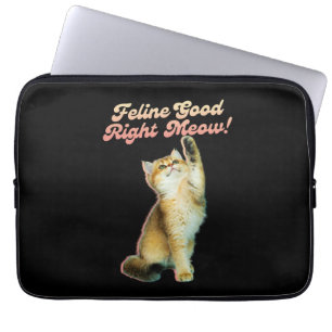 Niedliche Funny Cat Typografie mit Playful Kitten Laptopschutzhülle