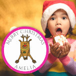 Niedliche Funny Deer Christmas Kid`s Name Geschenk Runder Aufkleber<br><div class="desc">Funny und Niedlich Hirsch Frohen Weihnachtskid's Name - Weihnachtsgeschenk Tag. Hübscher Cartoon mit roter Nase. Der Aufkleber hat eine Namensvorlage - personalisieren Sie den Aufkleber mit Ihrem Namen. Frohe Weihnachten ist in einem modernen rosa Drehbuch.</div>