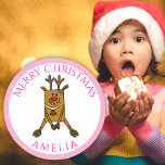 Niedliche Funny Deer Christmas Kid`s Name Geschenk Runder Aufkleber<br><div class="desc">Funny und Niedlich Hirsch Frohen Weihnachtskid's Name - Weihnachtsgeschenk Tag. Hübscher Cartoon mit roter Nase. Der Aufkleber hat eine Namensvorlage - personalisieren Sie den Aufkleber mit Ihrem Namen. Frohe Weihnachten ist in einem modernen rosa Drehbuch.</div>