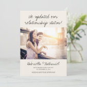 Niedliche Funny Verlobung Foto Ankündigung (Stehend Vorderseite)