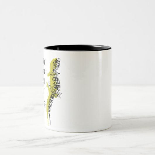 Niedliche Gecko-Tasse Zweifarbige Tasse (Mittel)