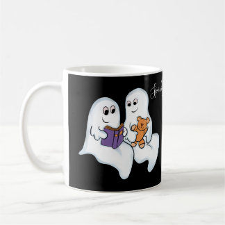 Niedliche Geister, die zu Halloween zusammen lesen Kaffeetasse