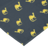 Niedliche gelbe Dinosaurier-Muster auf blau Tischdecke (Schrägansicht)