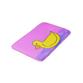 niedliche gelbe Ente auf rosa Badematte (Schrägansicht)