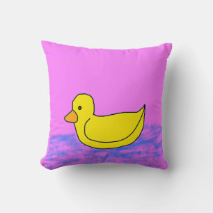 niedliche gelbe Ente auf rosa Kissen