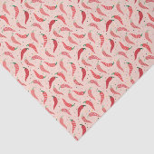 Niedliche Gemusterte Chile-Paprikaschoten auf rosa Seidenpapier (Ausschnitt)