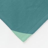 Niedliche geometrische Formen Muster in Aquamarin Fleecedecke (Ecke)