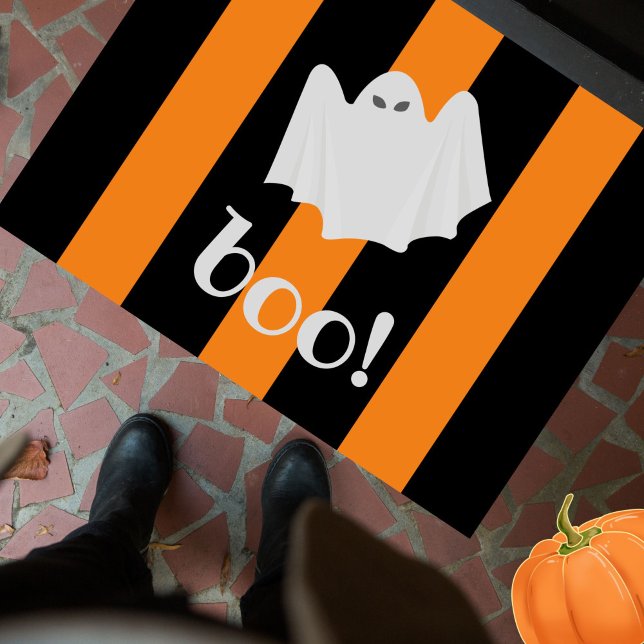 Niedliche Ghost Halloween Orange und Schwarze Stre Fußmatte (This fun, festive "boo!" cute ghost + orange black stripes doormat adds personality to your doorstep)