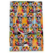 Niedliche Giraffa mit Sonnenbrille bespritzt Mittlere Geschenktüte (Vorderseite)