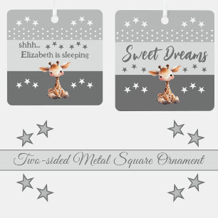 Niedliche Giraffe, deren Name in Grau schläft Ornament Aus Metall