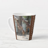 Niedliche Giraffe Familiendesign Latte Tasse (Linke Ecke)