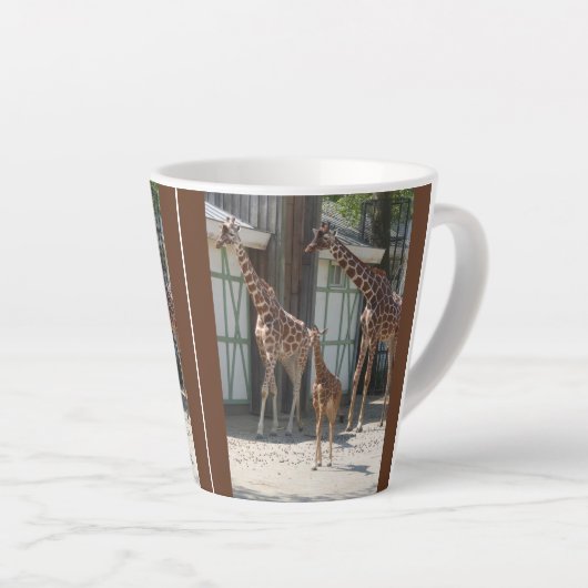 Niedliche Giraffe Familiendesign Latte Tasse (Rechte Ecke)