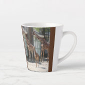 Niedliche Giraffe Familiendesign Latte Tasse (Rechts)