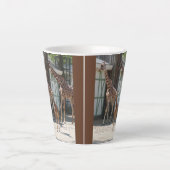 Niedliche Giraffe Familiendesign Latte Tasse (Vorderseite)