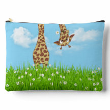 Niedliche Giraffe im grünen Gras